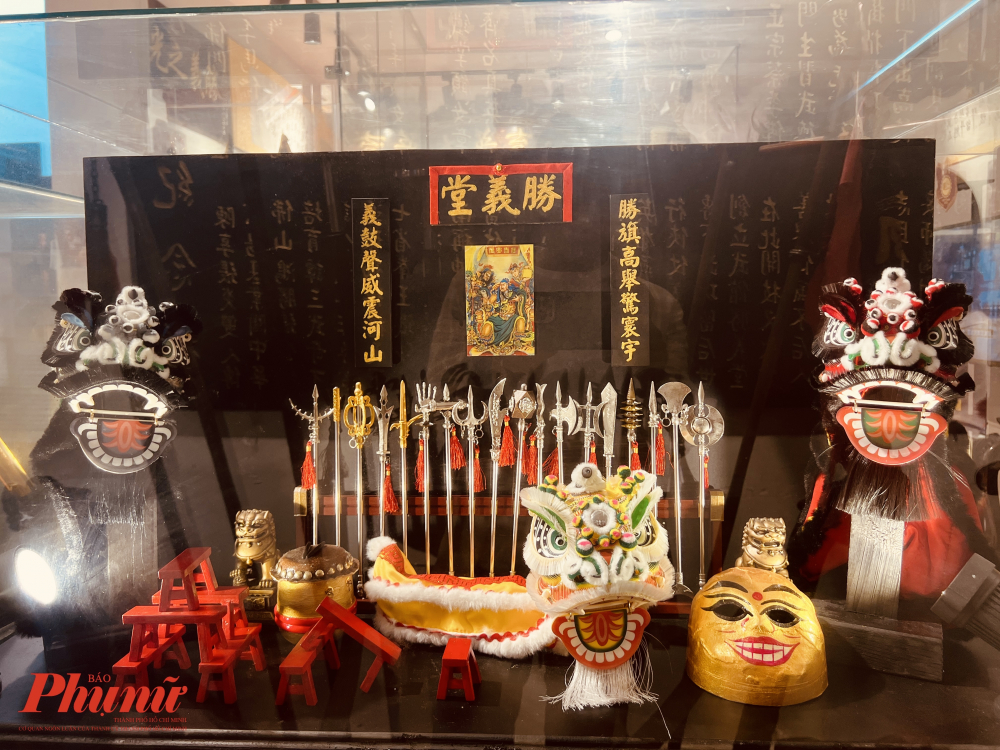 Bên trong khu vực trưng bày về nghệ thuật biểu diễn Lân Sư Rồng, một đặc sản và là niềm tự hòa của cộng đồng người Hoa tại TPHCM.